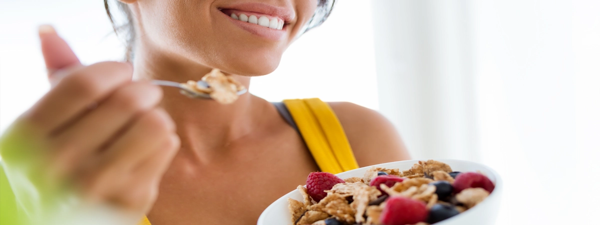 10 errori da evitare per una dieta efficace donna che fa una colazione sana per una dieta efficace