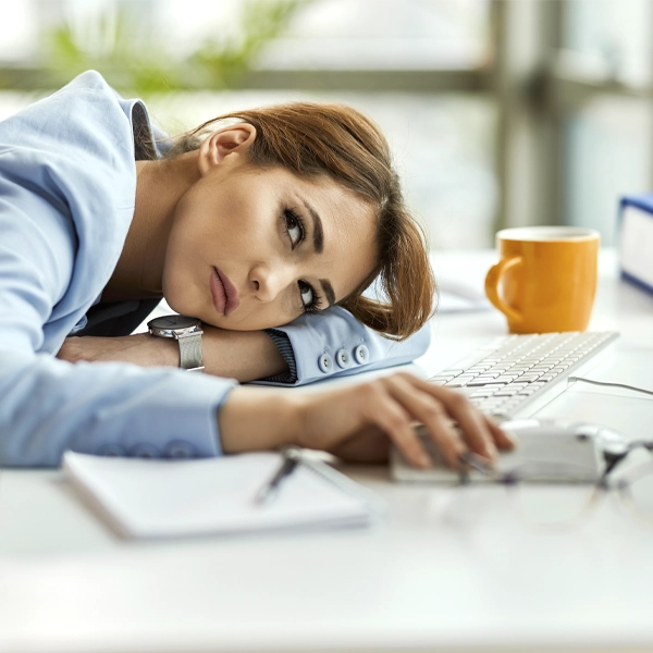 Mal di primavera: consigli utili per combatterlo ragazza al lavoro stanca a causa del cambio di stagione