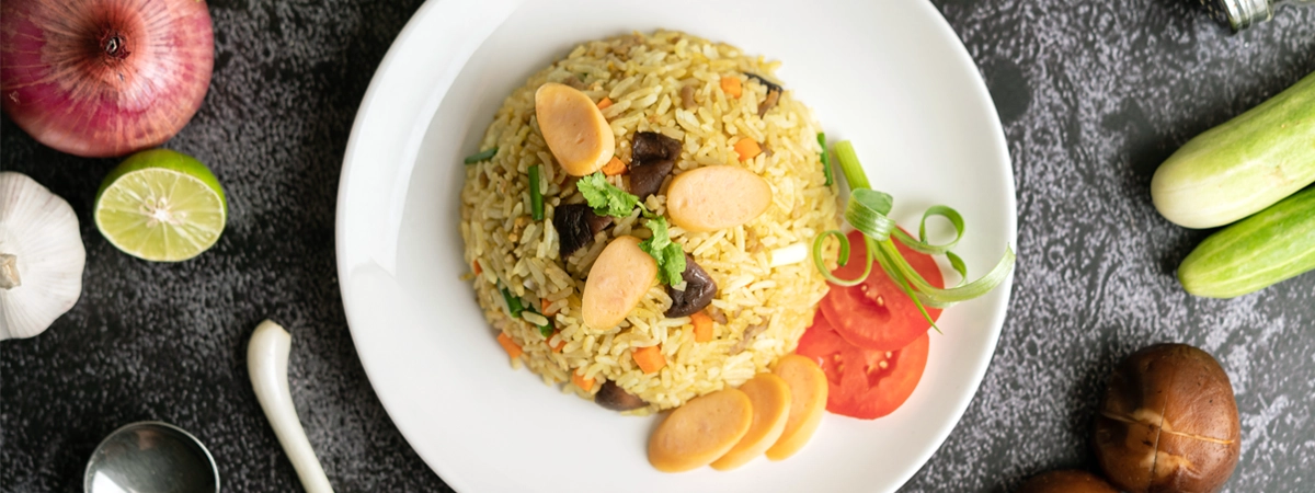 Dieta del riso: menu completo per tutta la settimana piatto di riso con pomodori zucchine sedano carote limone